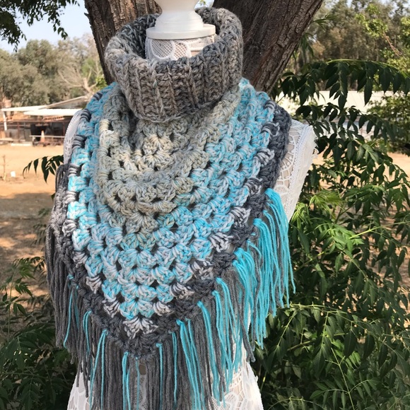 Triangle scarf - Picture 3 of 3